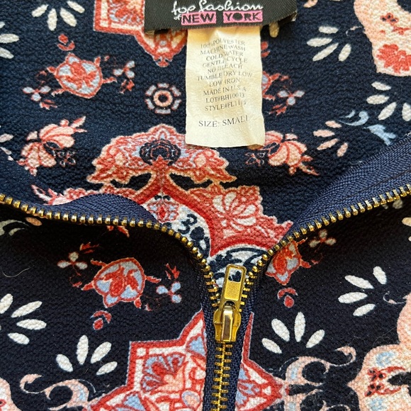 Lightweight polyester sleeveless with long tail in back and zipper front. - Picture 5 of 9